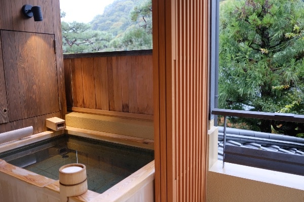 翠嵐のスイートルーム「暁露」の露天温泉風呂